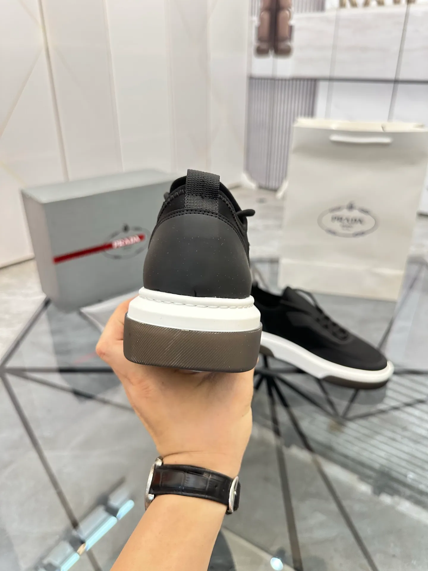 Men's shoes for sale 💰: 💰P600¥ High-end top quality Product trademark: Prada *"Prada*" low-top casual shoes Regular size: 38-45 (can be customized to 46) Product materials: Upper imported glue splicing original material, breathable lining, cowhide foot pads, original outsole. Number: 832